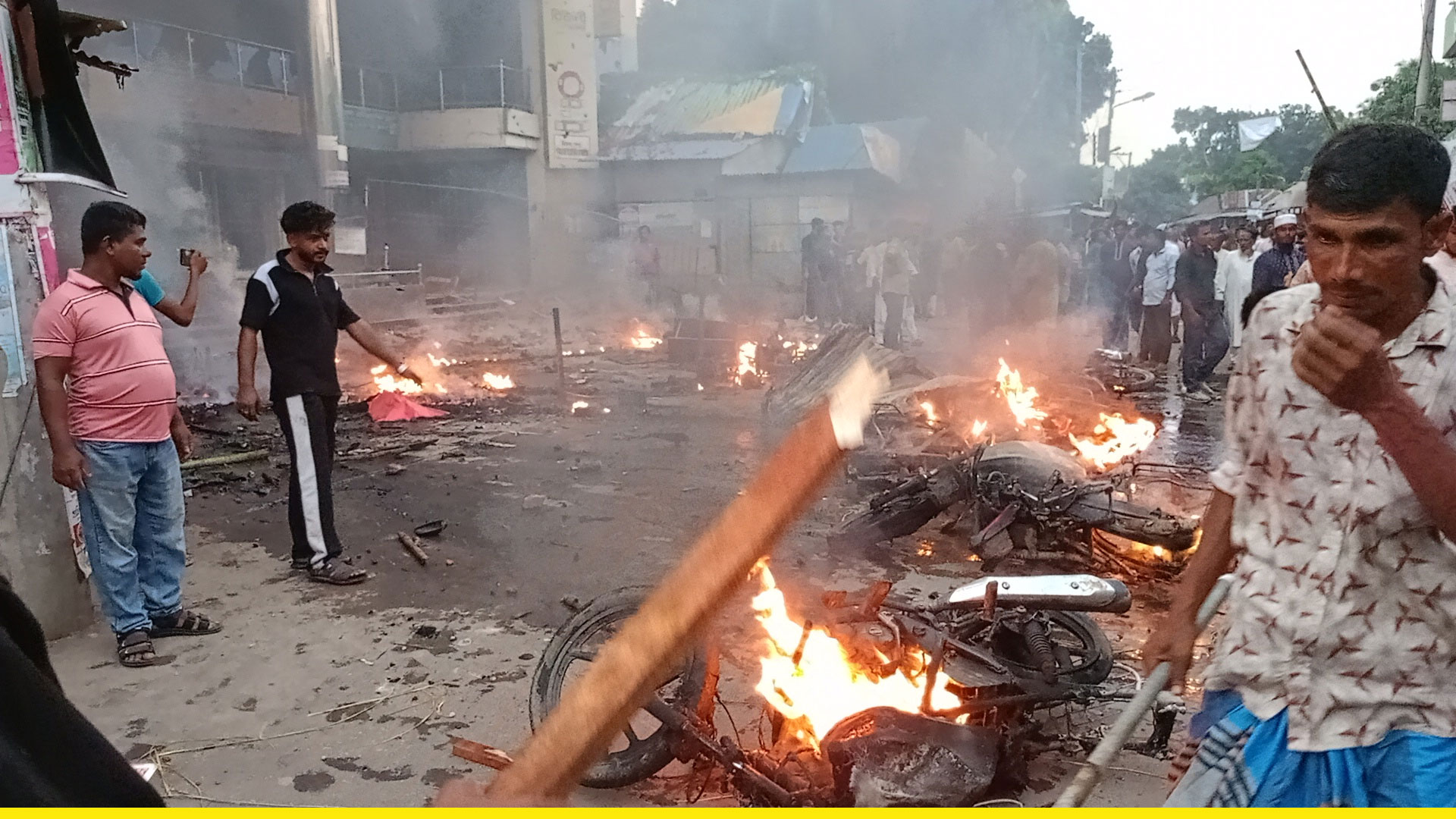 বোয়ালমারীতে বিএনপির ২ গ্রুপের ব্যাপক সংঘর্ষের ঘটনা ঘটে
