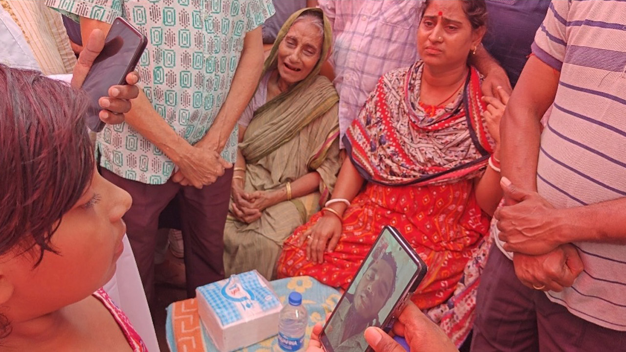 উজ্জল কর্মকারের পরিবারের পাশে দাঁড়িয়েছেন ড. শফিকুল ইসলাম মাসুদ