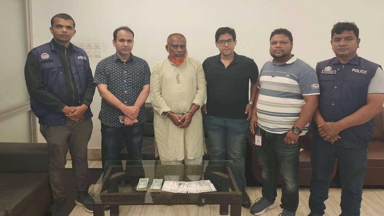 হজ ক্যাম্পের ২২ হাজার রিয়াল চুরির ঘটনায় গ্রেফতার ২