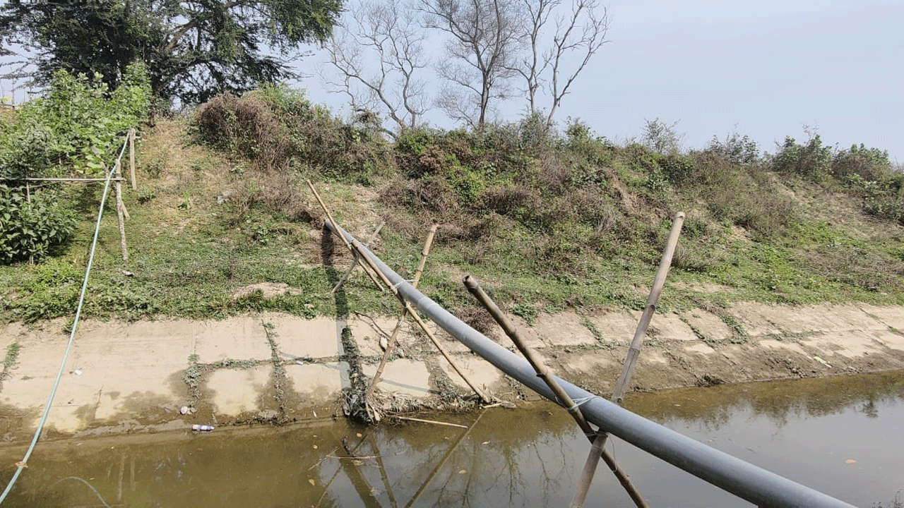 বেড়িবাঁধে সুড়ঙ্গ করে ড্রেজারের পাইপ