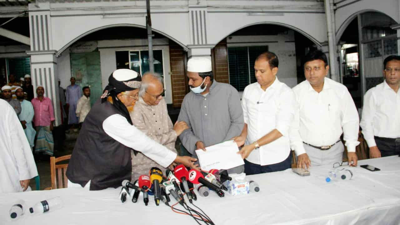 ক্যান্সার আক্রান্ত হেফাজত নেতা ফারুকীর পাশে বিএনপি