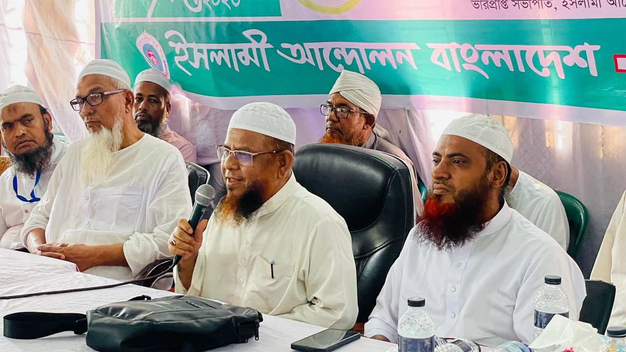 কথা বলছেন মাওলানা গাজী আতাউর রহমান