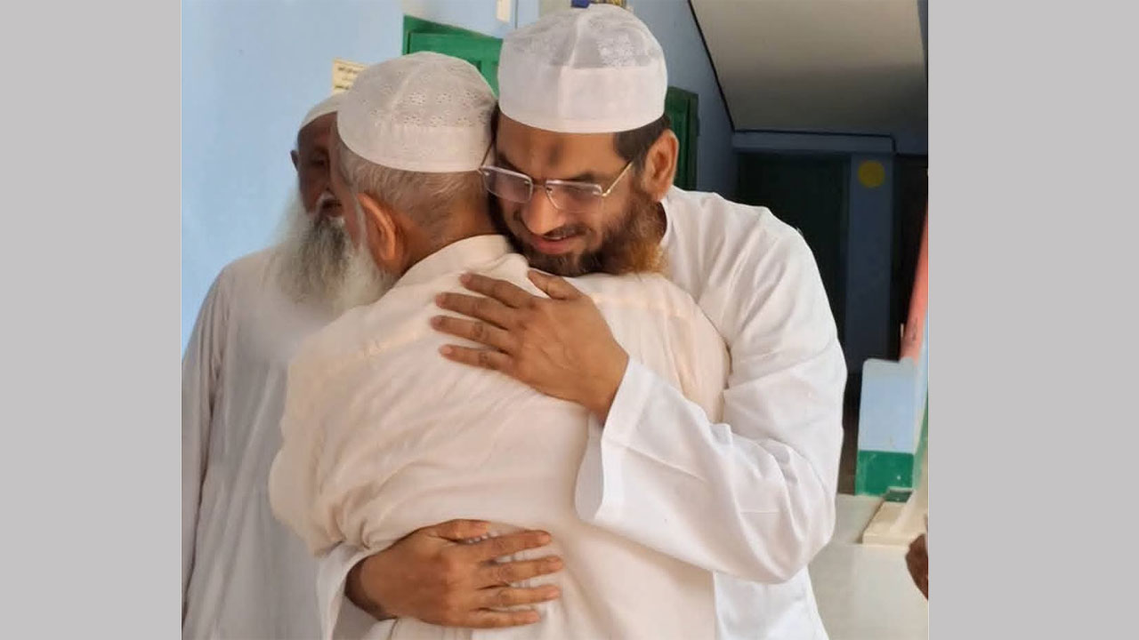 এ সময় দুই নেতাকে খুব আন্তরিক দেখা যায়