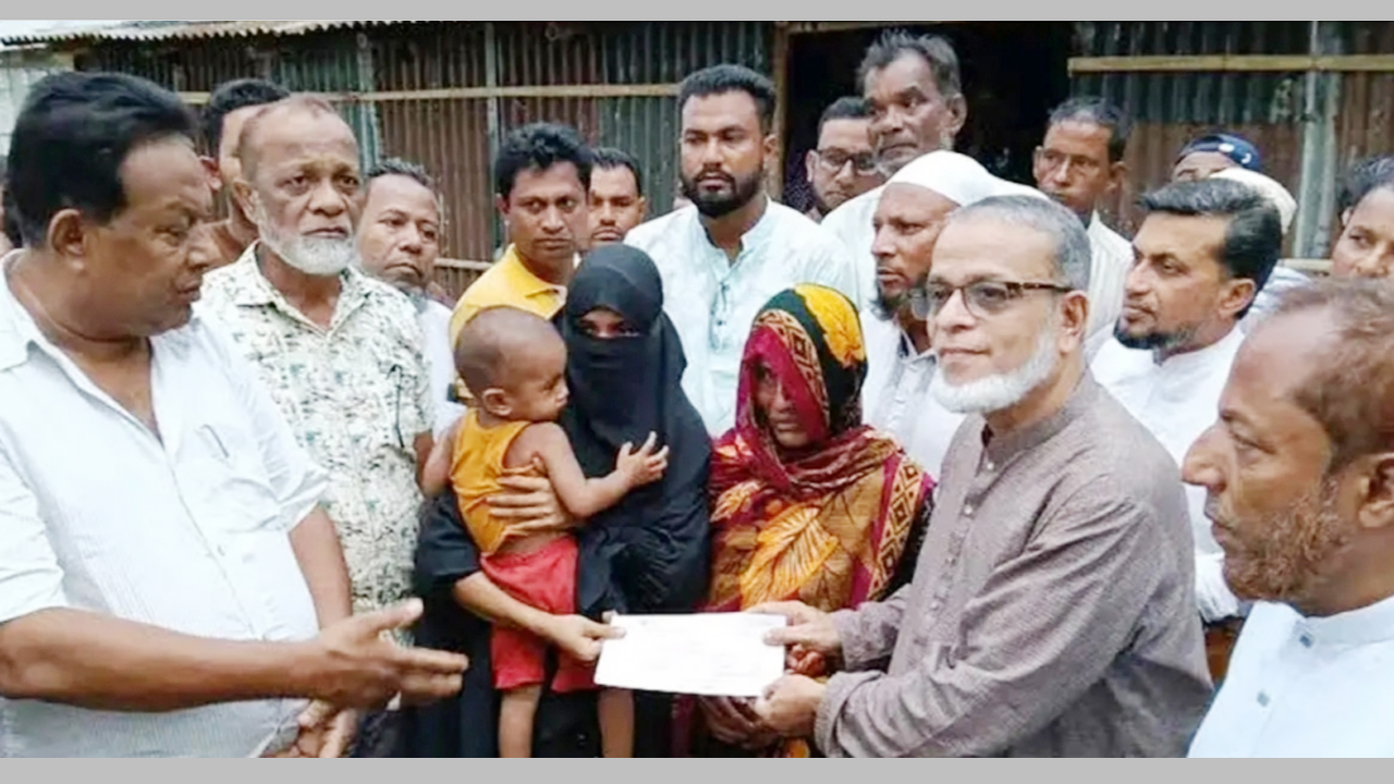 বিএসএফ’র গুলিতে নিহত মুজিবের পরিবারের হাতে আর্থিক সহায়তা তুলে দেয়ার দৃশ্য