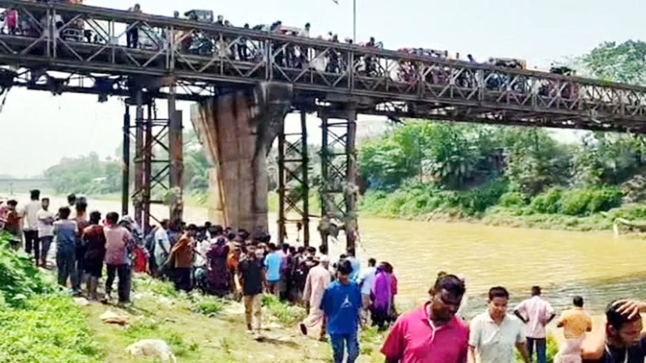 খোয়াই ব্রিজের নিচে স্থানীয় জনতার ভিড়