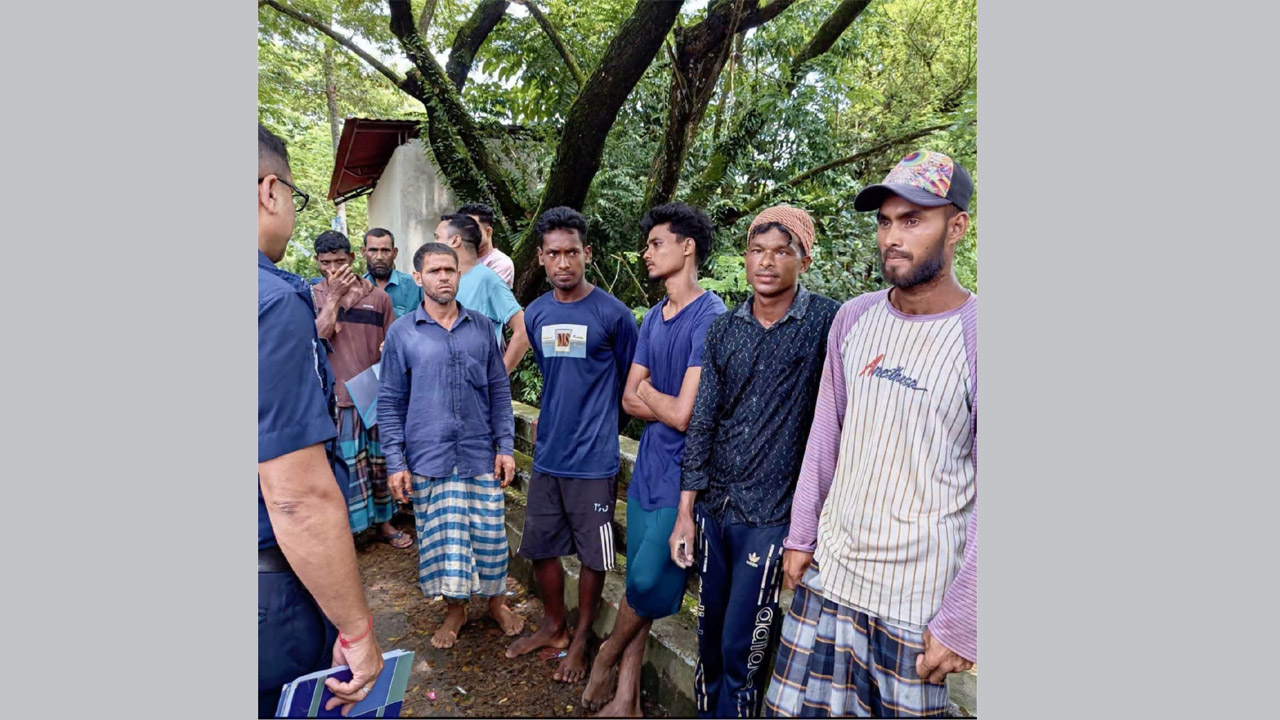 রাজনগরে বালু তোলার ৫টি নৌকা জব্দ, ৪ জনকে ৫০ হাজার টাকা জরিমানা