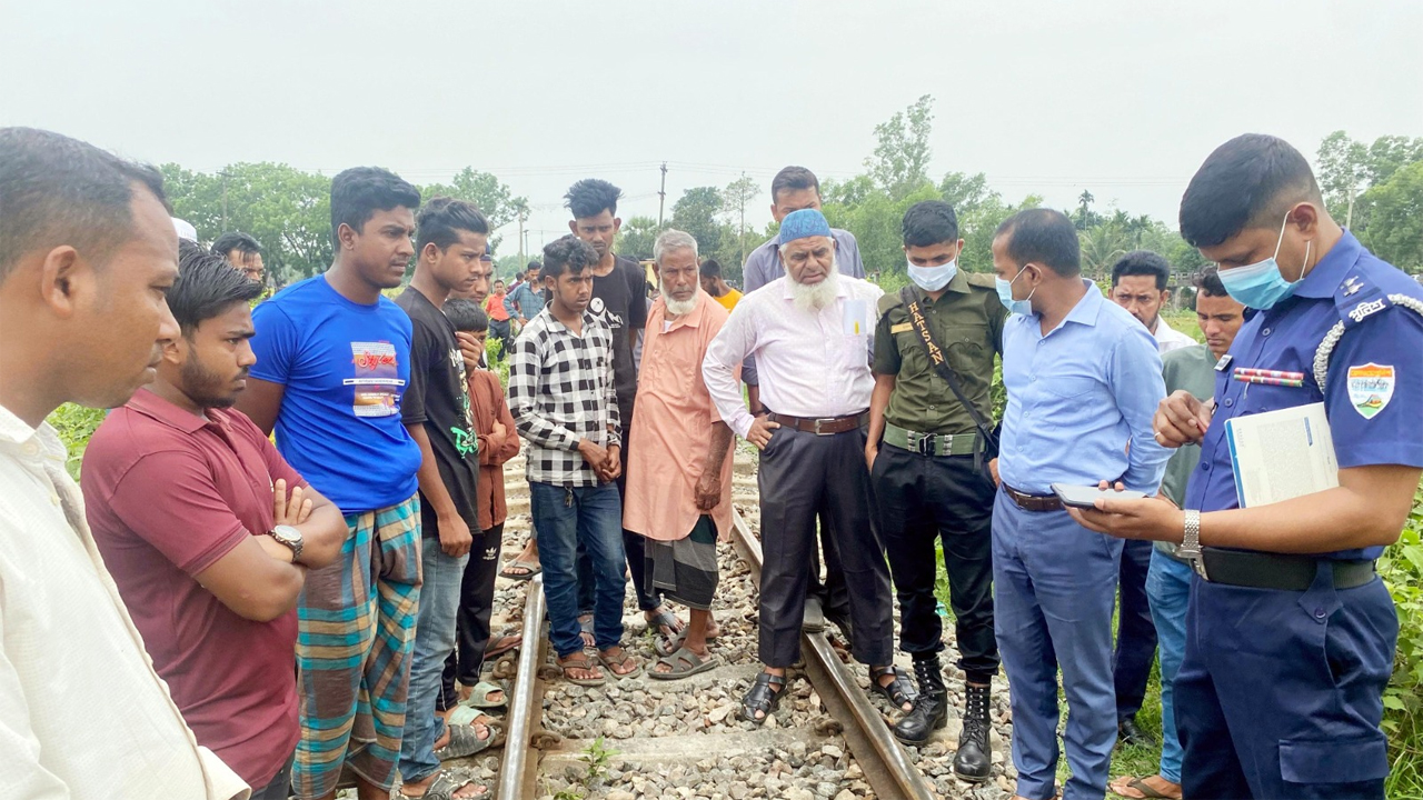 নিহত লাশ উদ্ধারের পর ঘটনাস্থল পরিদর্শন করছে পুলিশ