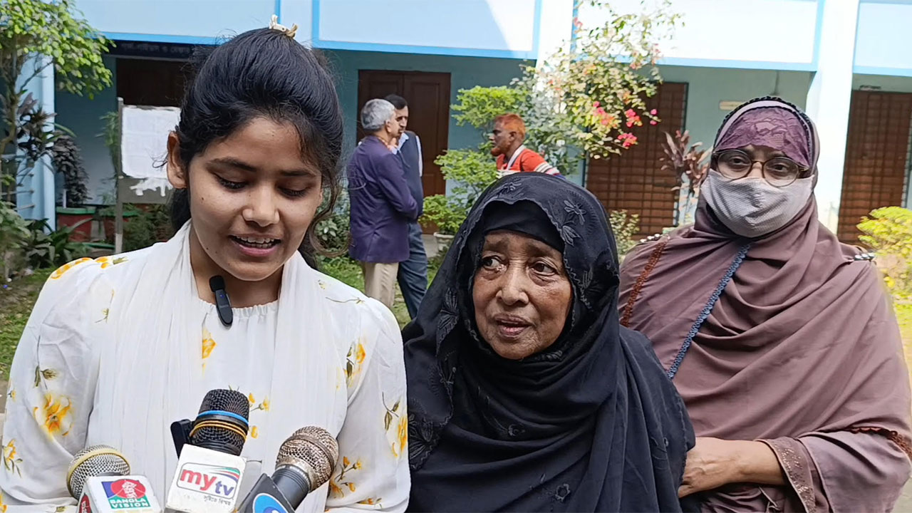 ইসরাত জাহান সিঁথি, তার মা মাহফুজা আক্তার ও দাদি হোসনে আরা বেগম