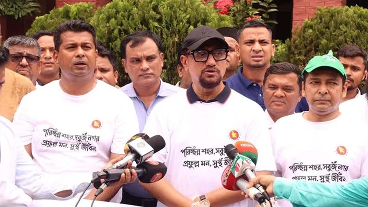 বক্তব্য দেন চট্টগ্রাম সিটি করপোরেশনের (চসিক) মেয়র ডা: শাহাদাত হোসেন