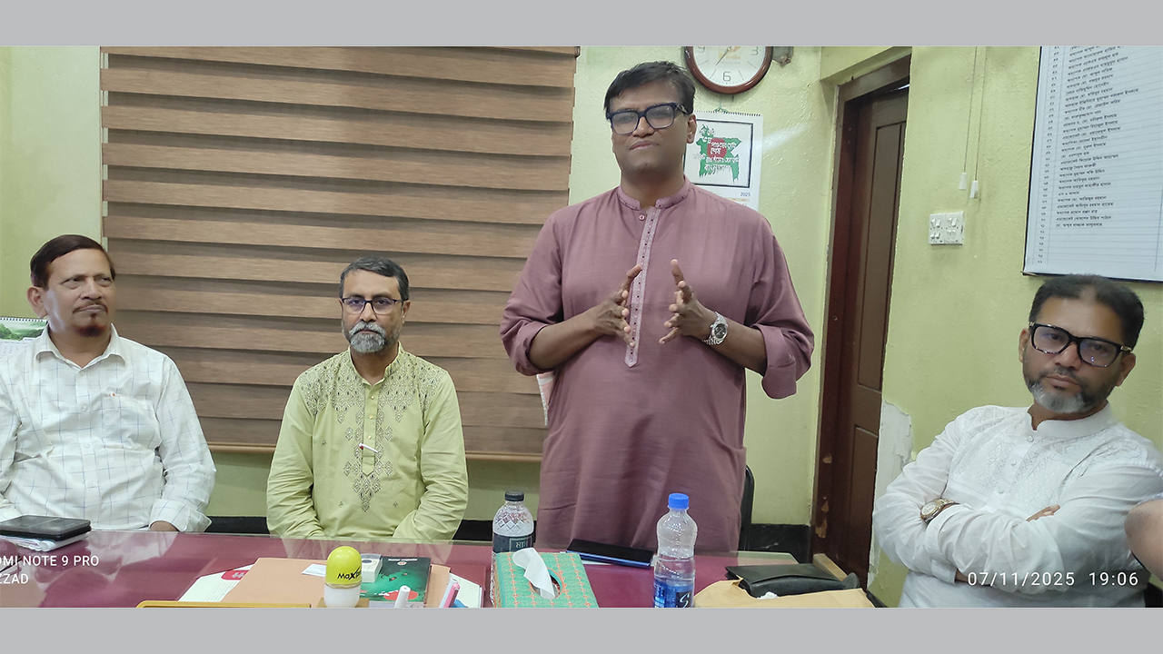 বক্তব্য রাখছেন লুৎফুল্লাহেল মাজেদ বাবু