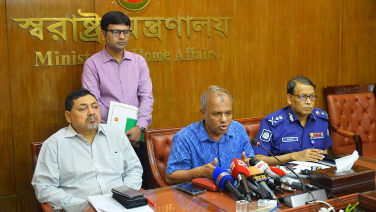 কথা বলছেন স্বরাষ্ট্র উপদেষ্টা লেফটেন্যান্ট জেনারেল (অব.) মো: জাহাঙ্গীর আলম চৌধুরী