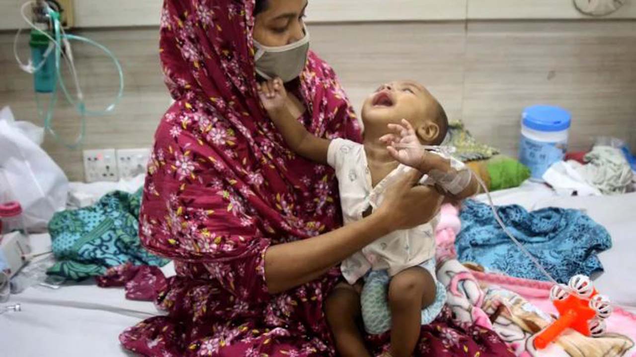 আক্রান্ত শিশুদের নেবুলাইজার দিয়ে হাসপাতালের জরুরি বিভাগে নেয়া হচ্ছে