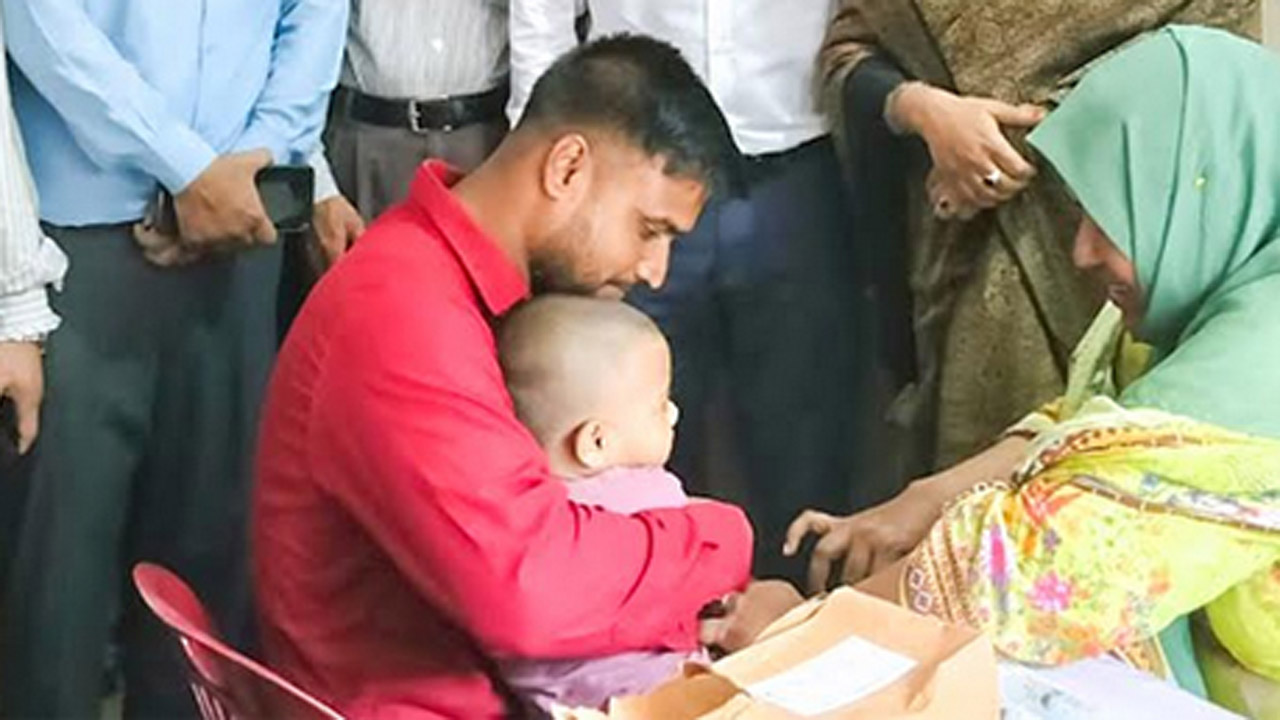 এক শিশুকে হামের টিকা দেয়া হচ্ছে