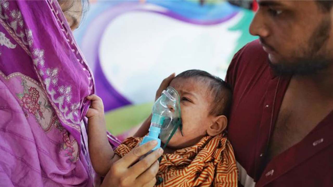 মহাখালীর ডিএনসিসি হাসপাতালে আক্রান্ত শিশুদের নেবুলাইজার দিয়ে হাসপাতালের জরুরি বিভাগে নেয়া হচ্ছে