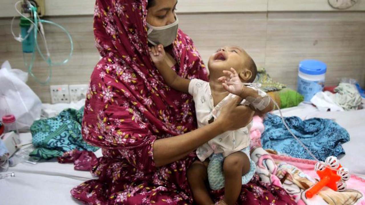 হামের উপসর্গ নিয়ে চিকিৎসাধীন অবস্থায় হাসপাতালের বেডে মায়ের কোলে এক শিশু