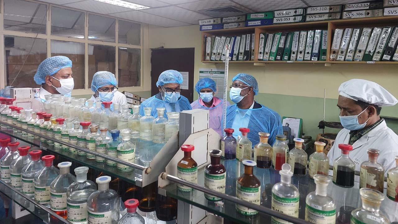 ইডিসিএলে ওষুধ প্রশাসনের মহাপরিচালক পরিদর্শন করেছেন