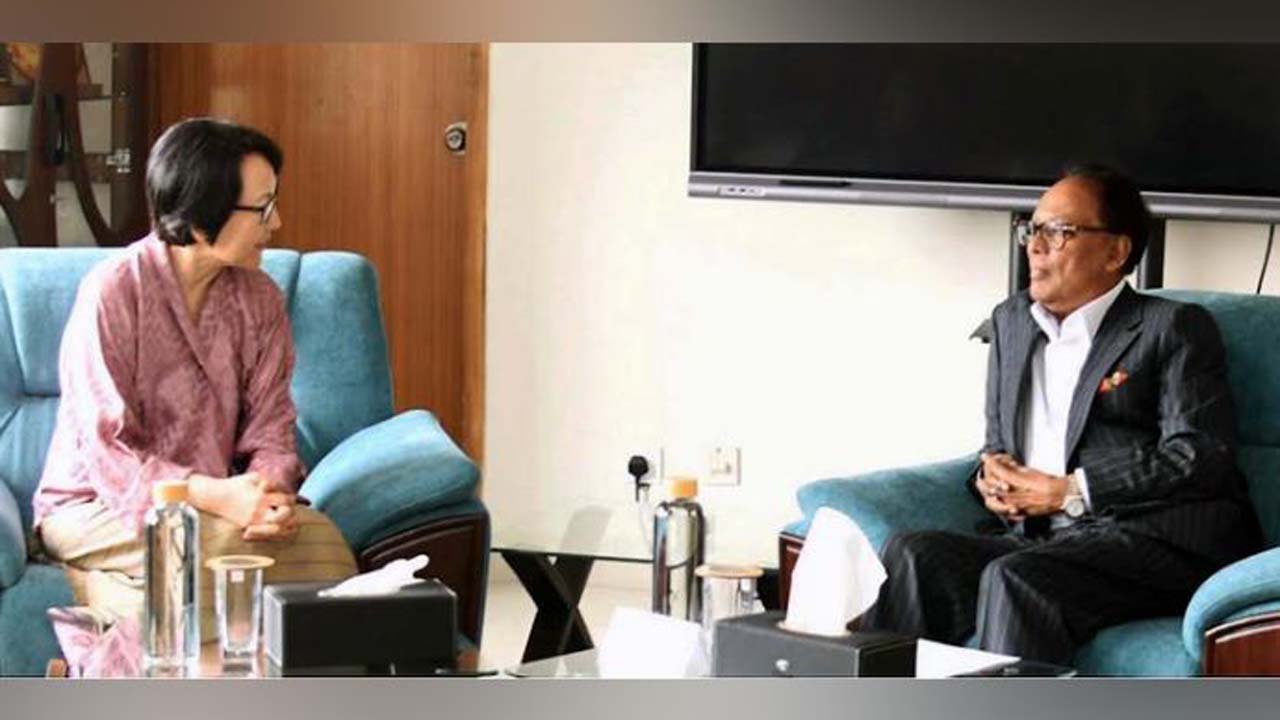 টেলিযোগাযোগ মন্ত্রী ফকির মাহবুব আনামের সাথে সাক্ষাৎ করেছেন বাংলাদেশে নিযুক্ত ভুটানের রাষ্ট্রদূত দাসো কর্মা হামু দর্জি