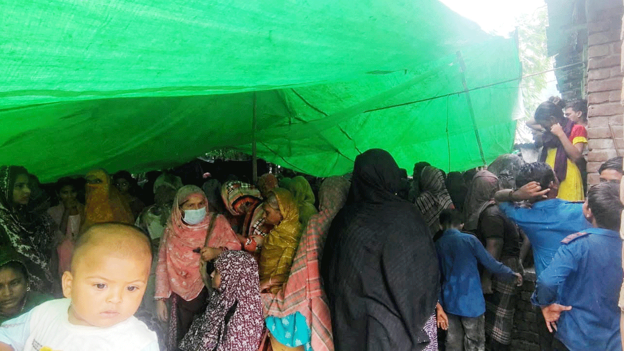 নিহতের বাড়িতে স্বজন ও এলাকাবাসীর ভিড়