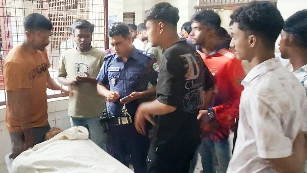 গাংনী উপজেলা স্বাস্থ্য কমপ্লেক্সে নিহতের লাশ