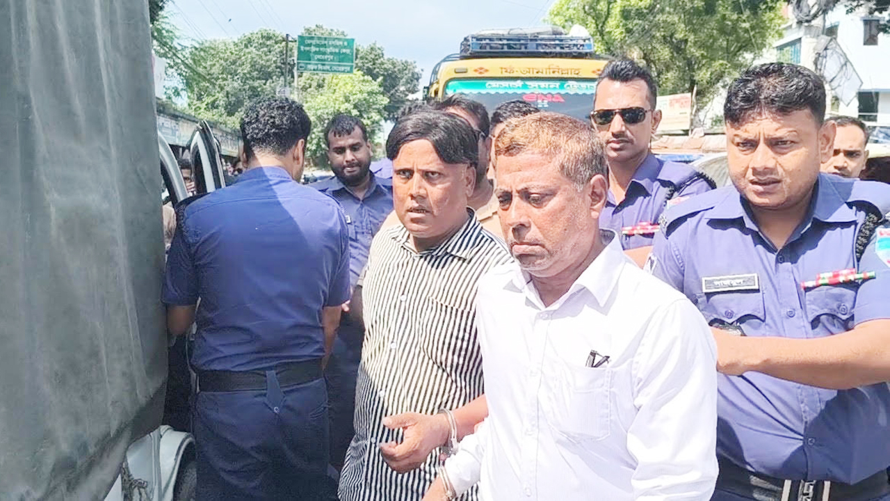 গ্রেফতার দুই শিক্ষককে থানায় নেয়া হচ্ছে