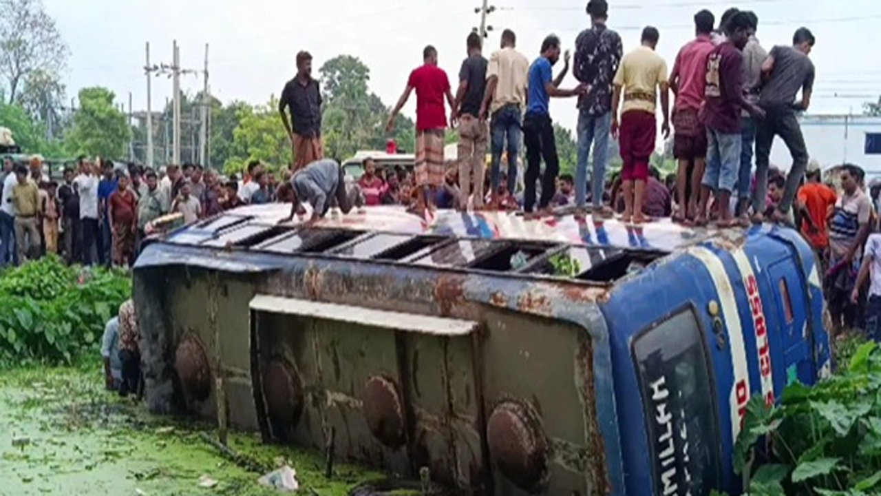 বাস উল্টে ডোবায়