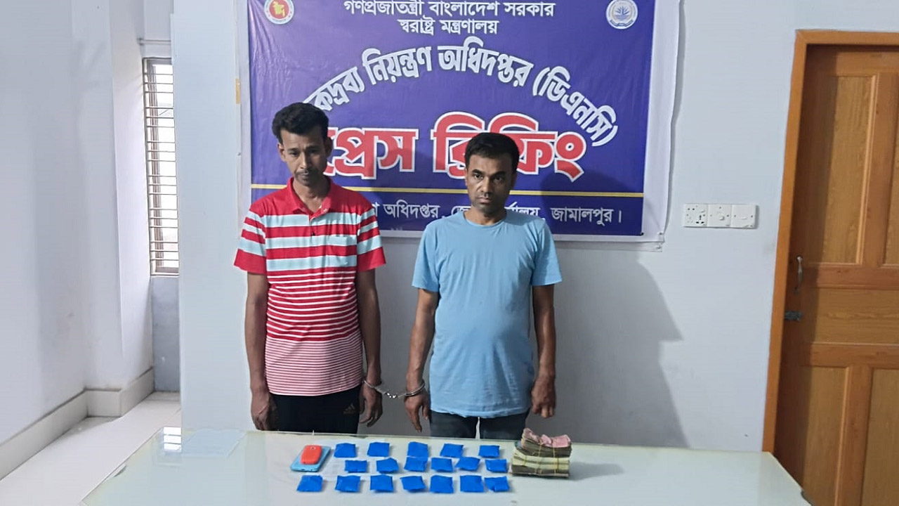 আটক যুবদলের আহ্বায়ক মো: আলামিন শিলু ও পৌর যুবলীগের সদস্য আইয়ুব আলী।