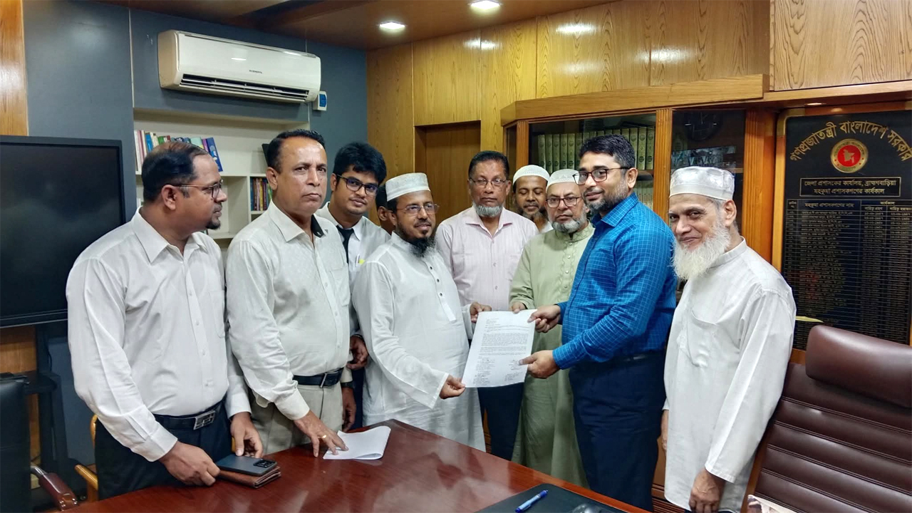 জেলা প্রশাসকের মাধ্যমে প্রধান নির্বাচন কমিশনার বরাবর এ স্মারকলিপি দেয়া হয়