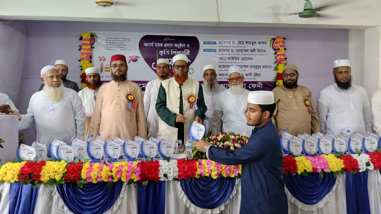 অনুষ্ঠানে ২০২৫ সেশনে জিপিএ-৫ প্রাপ্ত কৃতী ৪৩ জন শিক্ষার্থীকে সংবর্ধনা দেয়া হয়