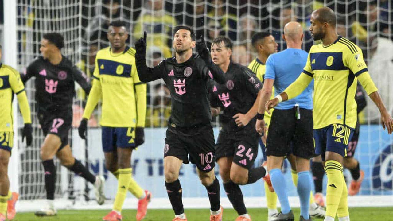 রদ্রিদো ডি পলের কাছ থেকে বল পেয়ে বক্সে ঢুকেই কোনাকুনি শটে জালে পাঠান মেসি