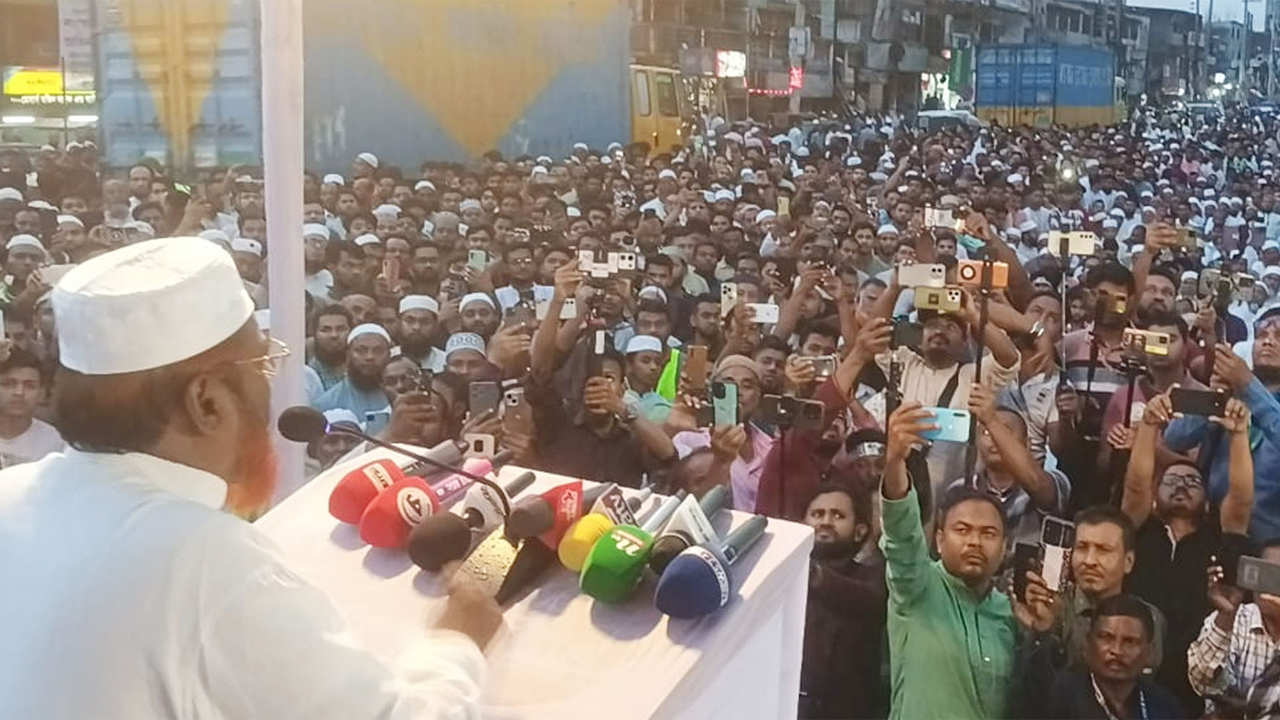 চৌদ্দগ্রামের পথসভায় বক্তব্য রাখছেন অধ্যাপক মিয়া গোলাম পরওয়ার