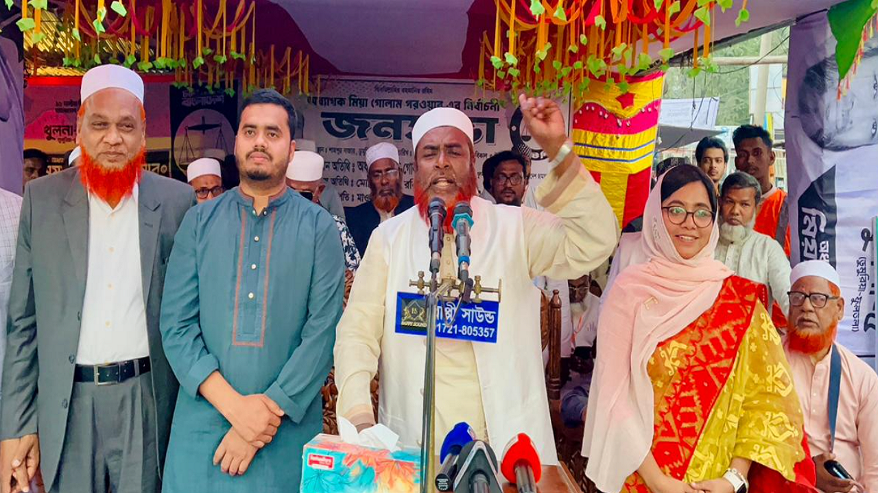 খুলনার ডুমুরিয়া উপজেলার শাহপুর বাজারে মিয়া গোলাম পরওয়ার