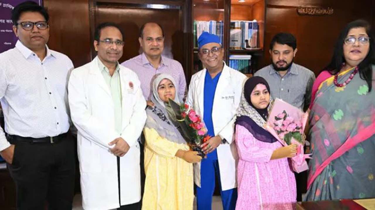 ফুল হাতে যমজ দুই শিশু সারিনাহ জাহান সায়রা ও সাইবাহ জাহান সায়মা