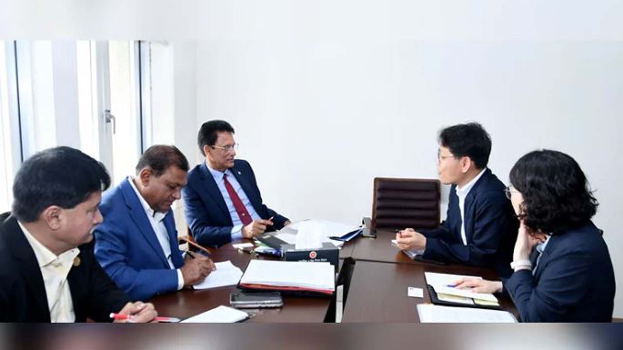 এশীয় উন্নয়ন ব্যাংক বাংলাদেশ কান্ট্রি ডিরেক্টর হায়ে ইয়ুন জং শিক্ষামন্ত্রী ড. আ ন ম এহছানুল হক মিলনের সাথে বৈঠক করেন