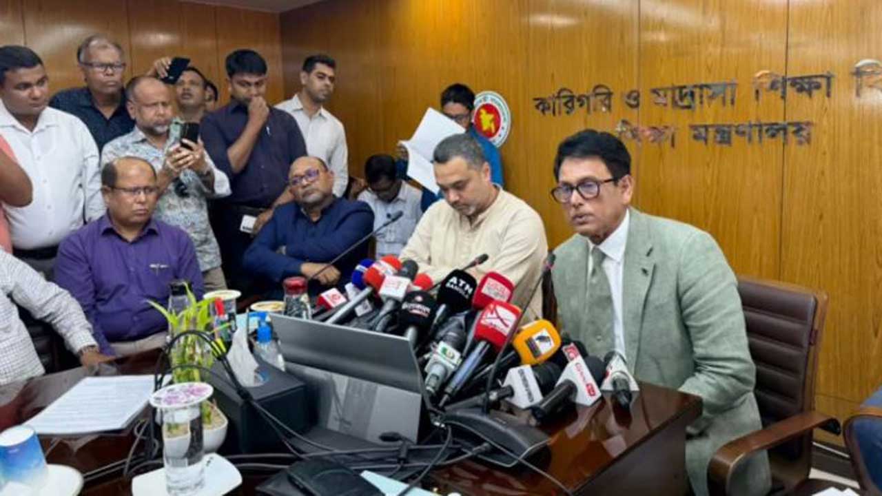 প্রাথমিক ও গণশিক্ষা মন্ত্রী ড. আ ন ম এহছানুল হক মিলন