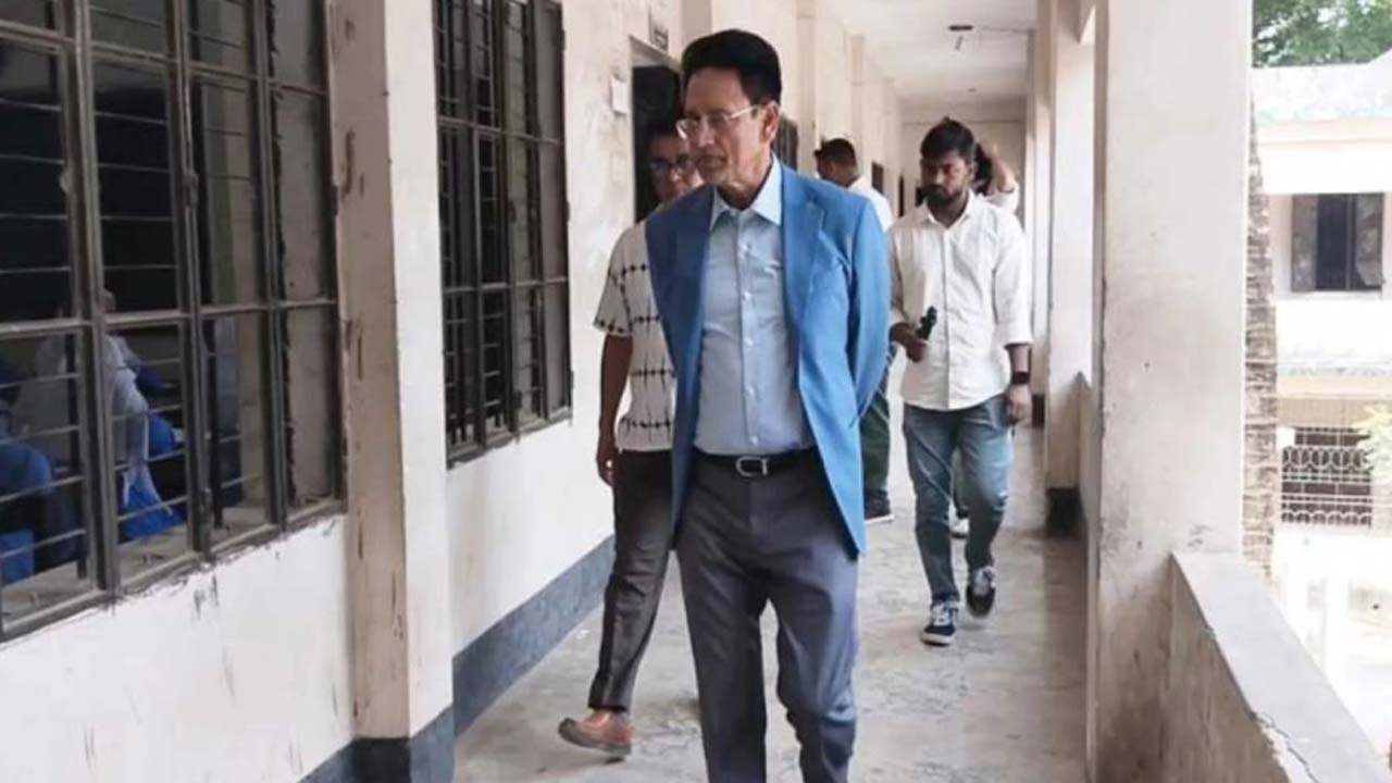 পরীক্ষা কেন্দ্র পরিদর্শন করছেন ড. আ ন ম এহছানুল হক মিলন