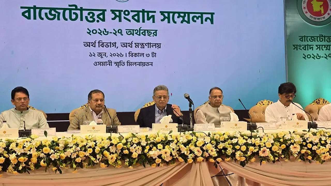 রাজধানীর ওসমানী স্মৃতি মিলনায়তনে আয়োজিত বাজেটোত্তর সংবাদ সম্মেলনে বক্তব্য দেন অর্থমন্ত্রী ও পরিকল্পনামন্ত্রী আমির খসরু মাহমুদ চৌধুরী