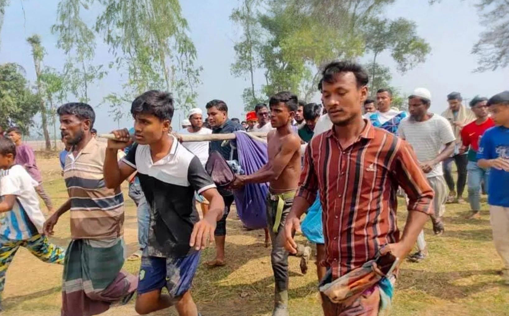 আহত যুবককে উদ্ধারের মুহূর্ত