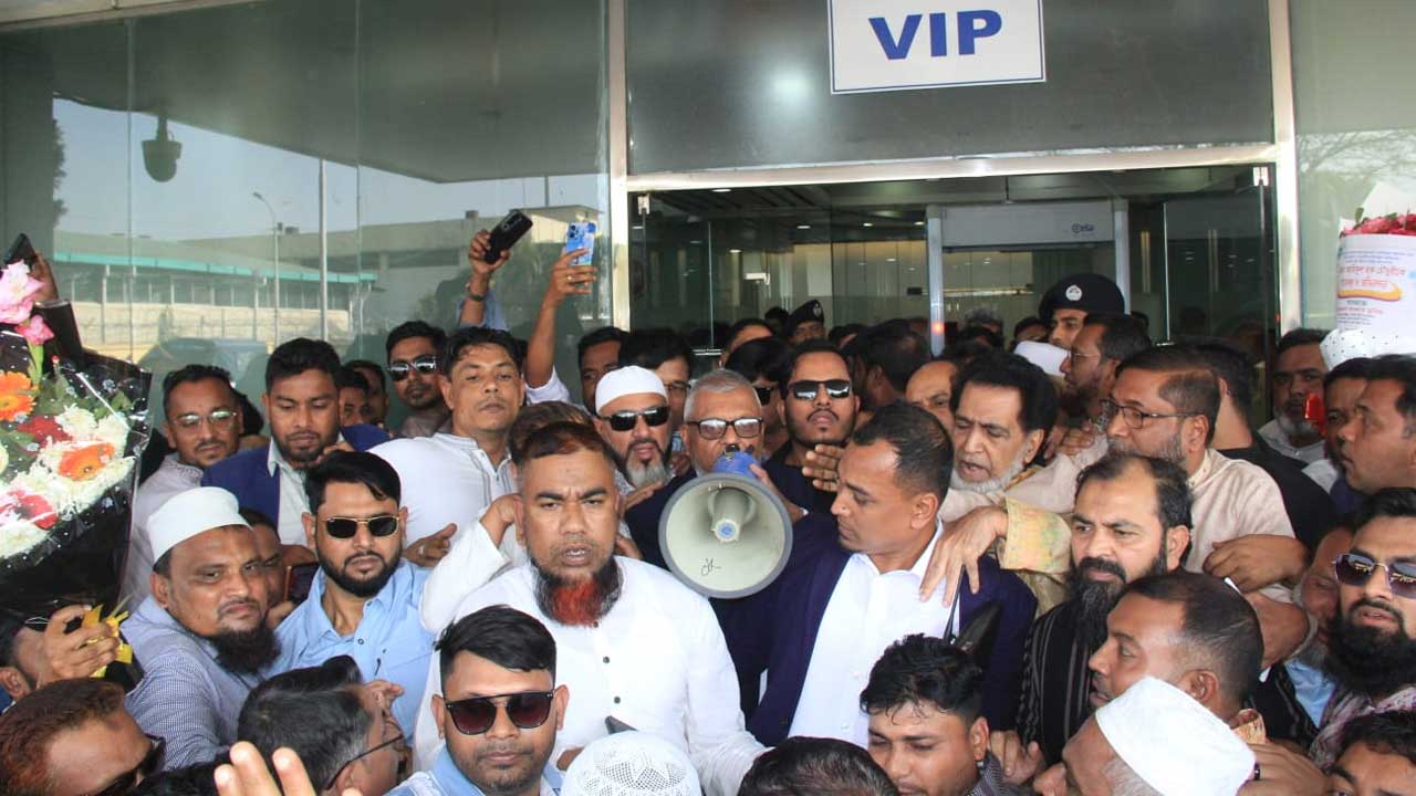 সিলেট ওসমানী আন্তর্জাতিক বিমানবন্দরে নেতাকর্মী বেষ্টিত প্রবাসী কল্যাণ ও বৈদেশিক কর্মসংস্থান এবং শ্রম ও কর্মসংস্থান মন্ত্রণালয়ের মন্ত্রী আরিফুল হক চৌধুরী