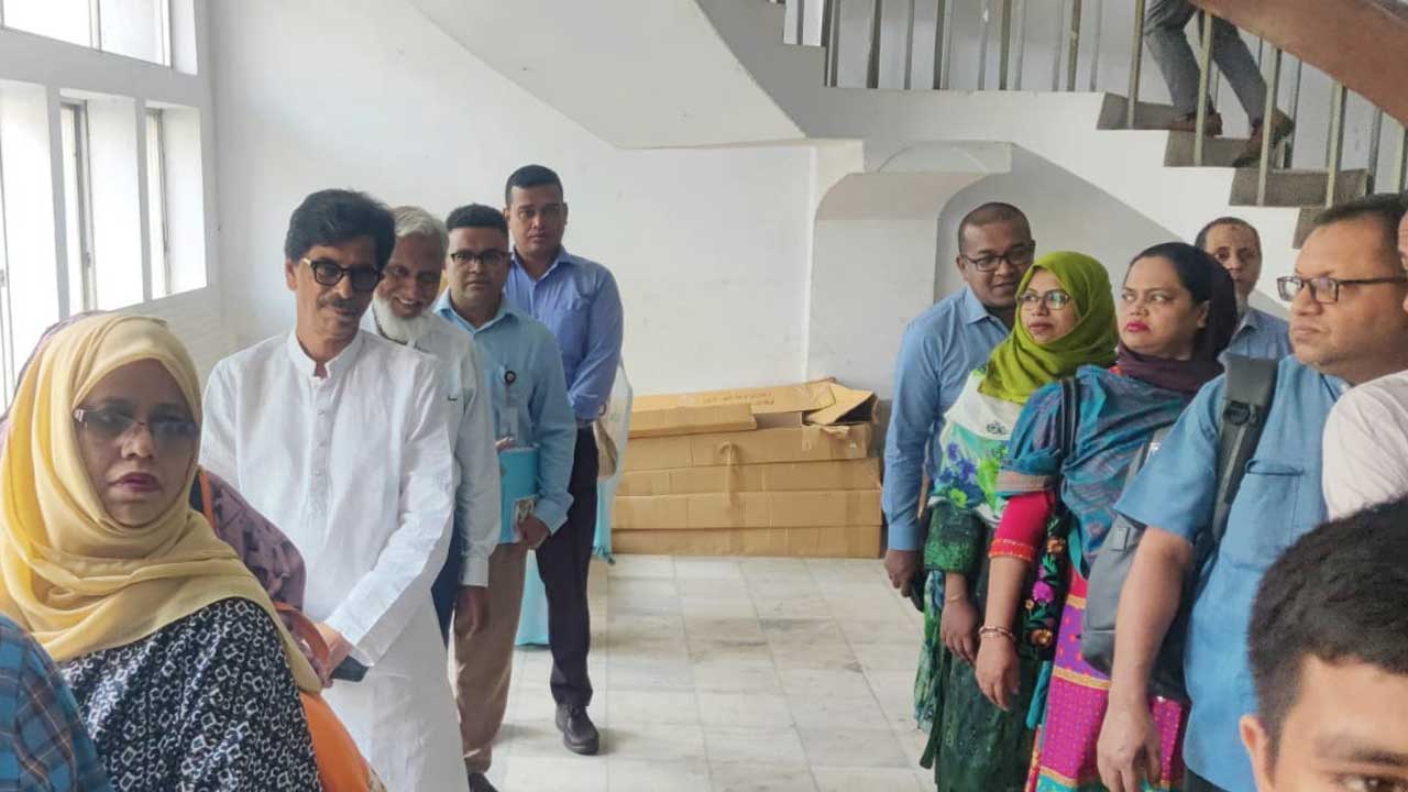 সচিবালয়ে লাইনে দাঁড়িয়ে লিফটের জন্য অপেক্ষা করেন প্রাণিসম্পদমন্ত্রী মোহাম্মদ আমিন উর রশিদ (সাদা পাঞ্জাবি পরিহিত)