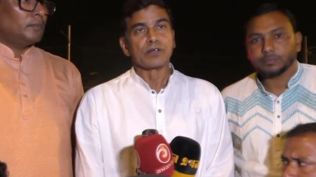 সৈয়দপুর বিমানবন্দরে সাংবাদিকদের সাথে কথা বলেন পানিসম্পদ প্রতিমন্ত্রী ফরহাদ হোসেন আজাদ