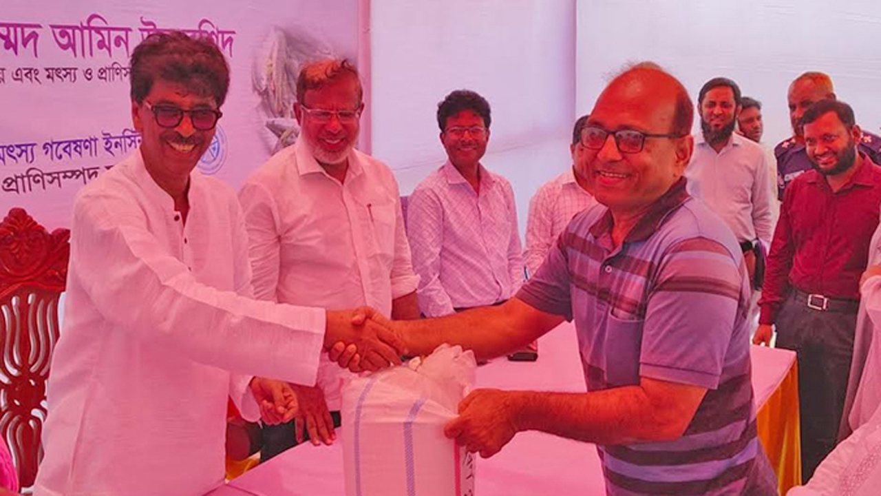 বাংলাদেশ মৎস্য গবেষণা ইনস্টিটিউটের (বিএফআরআই) বিভিন্ন কার্যক্রম পরিদর্শন করলেন মোহাম্মদ আমিন উর রশিদ