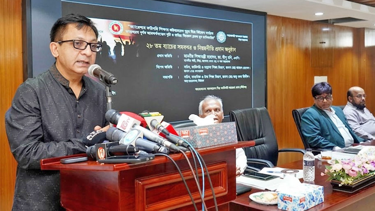 রাজধানীতে বিটাকের ২০তম ব্যাচের প্রশিক্ষণার্থীদের সনদ বিতরণ অনুষ্ঠানে শিল্প, বাণিজ্য এবং বস্ত্র ও পাটমন্ত্রী খন্দকার আব্দুল মুক্তাদির