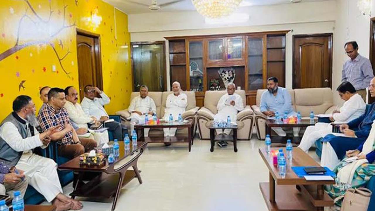 সভায় শ্রমমন্ত্রী আরিফুল হক চৌধুরী