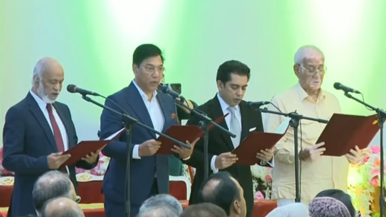 শপথ নিচ্ছেন ড. আবদুল মঈন খান, ব্যারিস্টার আন্দালিব রহমান পার্থ, সাচিং প্রু জেরী ও এম রশিদুজ্জামান মিল্লাত