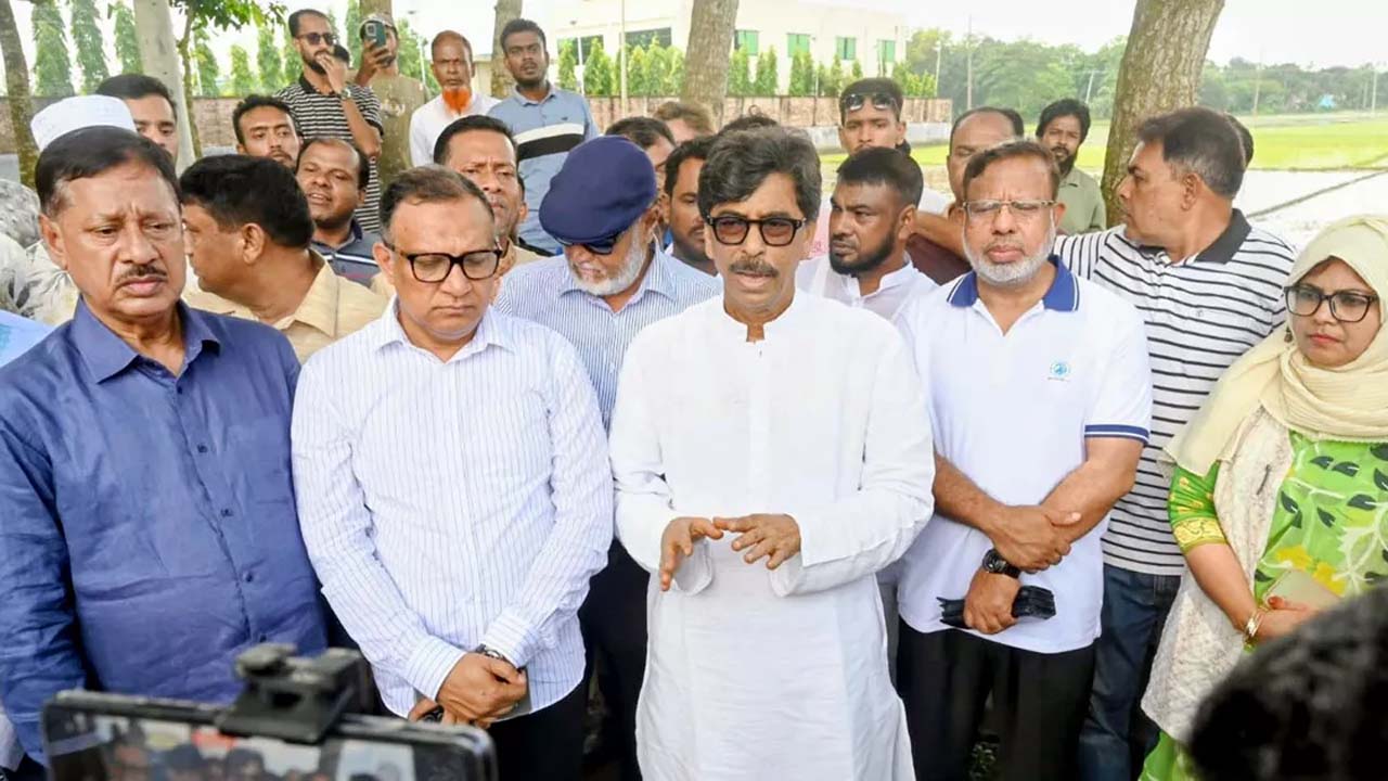 সাংবাদিকদের সাথে আলাপকালে মৎস্য ও প্রাণিসম্পদ এবং কৃষিমন্ত্রী মোহাম্মদ আমিন উর রশিদ