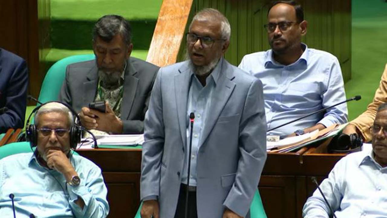 সংসদে প্রবাসীকল্যাণ ও বৈদেশিক কর্মসংস্থান মন্ত্রী আরিফুল হক চৌধুরী