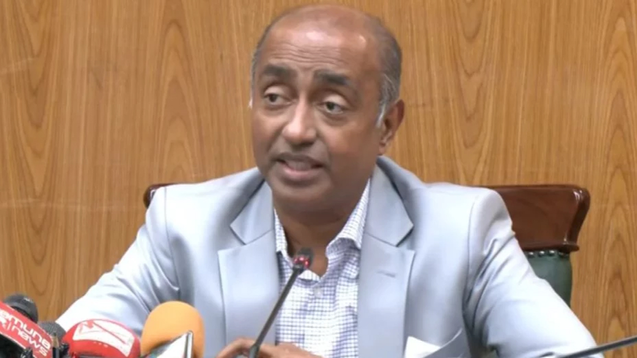 সাংবাদিকদের সাথে কথা বলেন আইনমন্ত্রী মো: আসাদুজ্জামান