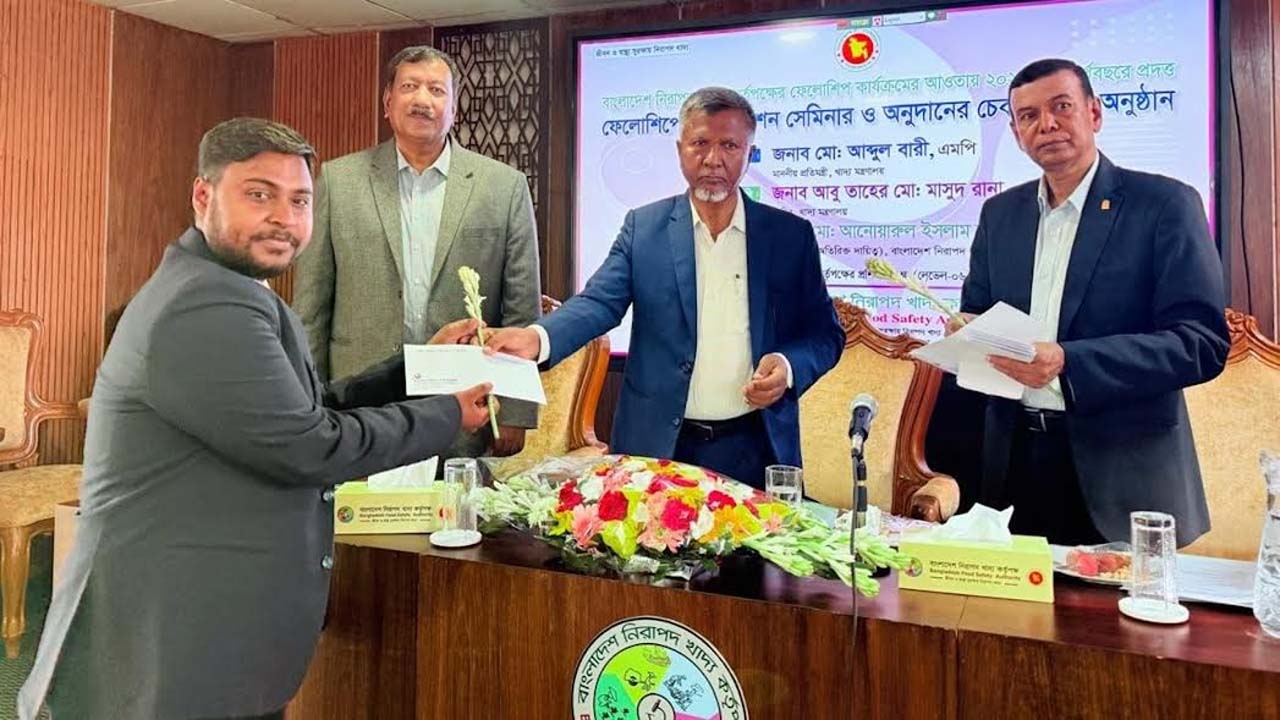 বক্তব্য দেন খাদ্য ও জনপ্রশাসন প্রতিমন্ত্রী মো: আব্দুল বারী