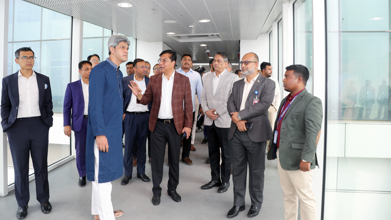 তৃতীয় টার্মিনাল সরেজমিন পরিদর্শন করেছেন বিমানমন্ত্রী এম রশিদুজ্জামান মিল্লাত