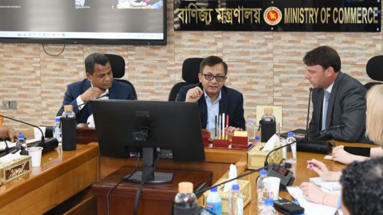 সাংবাদিকদের ব্রিফ করছেন বাণিজ্যমন্ত্রী খন্দকার আব্দুল মুক্তাদির